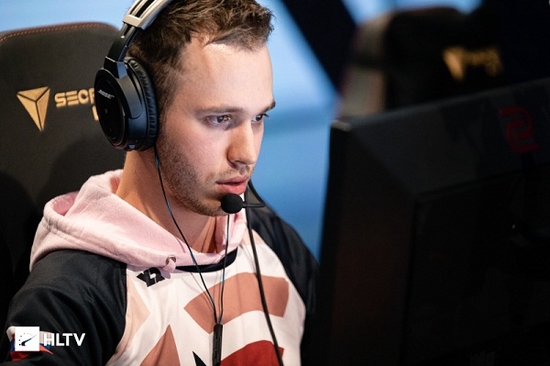 吐鲁番春季摔跤邀请赛精彩纷呈